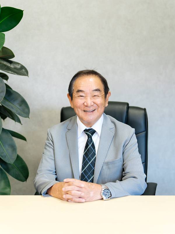 理事長・大前 裕一が前を見据えている。